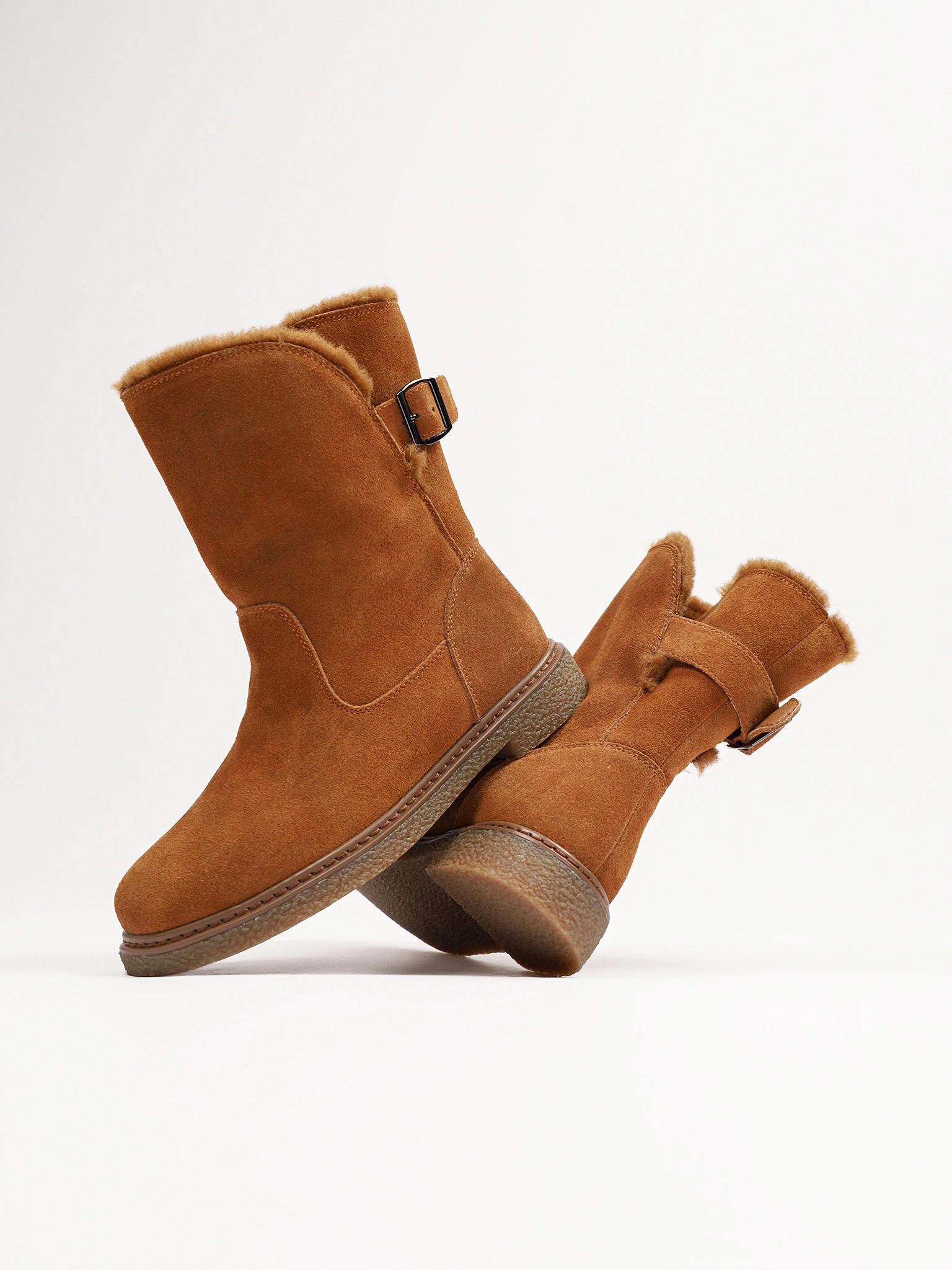 Ботинки рыжего цвета с ремешком на низком каблуке